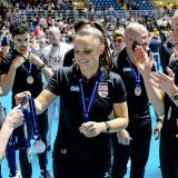 La coach Lauren Bertolacci (au centre) est "très fière" du parcours du NUC KEYSTONE/JEAN-CHRISTOPHE BOTT